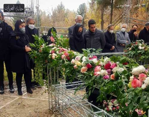 خانواده استاد شجریان بر سر مزار ایشان