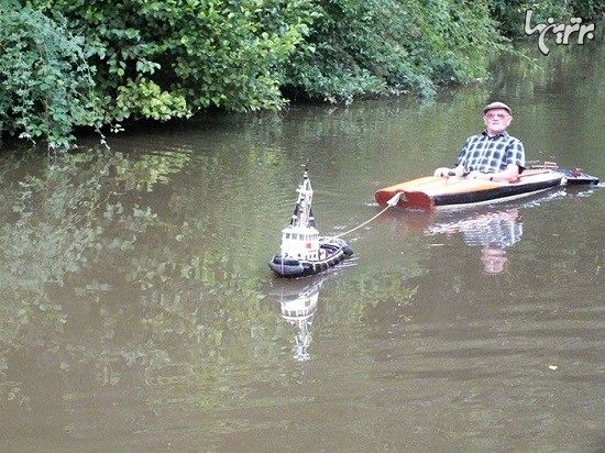 تصویر جالب عبور مرد از رودخانه با قایق یدک کش کوچکش