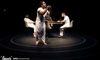 «بین یه عالمه ماهی» روی صحنه رفت