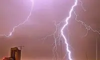 تصویری از رعدو‌برق سنگین در آسمان تهران