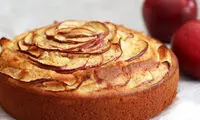 طرز تهیه‌ی کیک سیب و دارچین به شکل گل