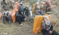 تصویری از ‎زنان کولبر در حالِ استراحت