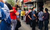 صف‌کشی برای فروش دلار مقابل صرافی‌های تهران