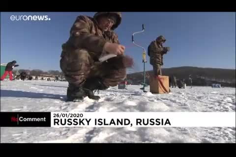 جشنواره ماهی‌گیری در دریاچه یخ‌زده در روسیه