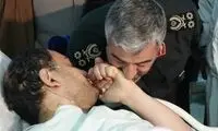 بوسه فرمانده سپاه بر دست جانبازِ حادثه پاسداران