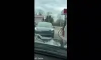 تلاش خنده‌دار دو جوان جوان برای سوخت‌گیری تسلا!