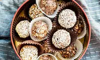طرز تهیه‌ی حلوای خرما مجلسی؛ با شیر و بدون شیر