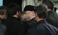عکس: حاج منصور ارضی در آغوش رهبری