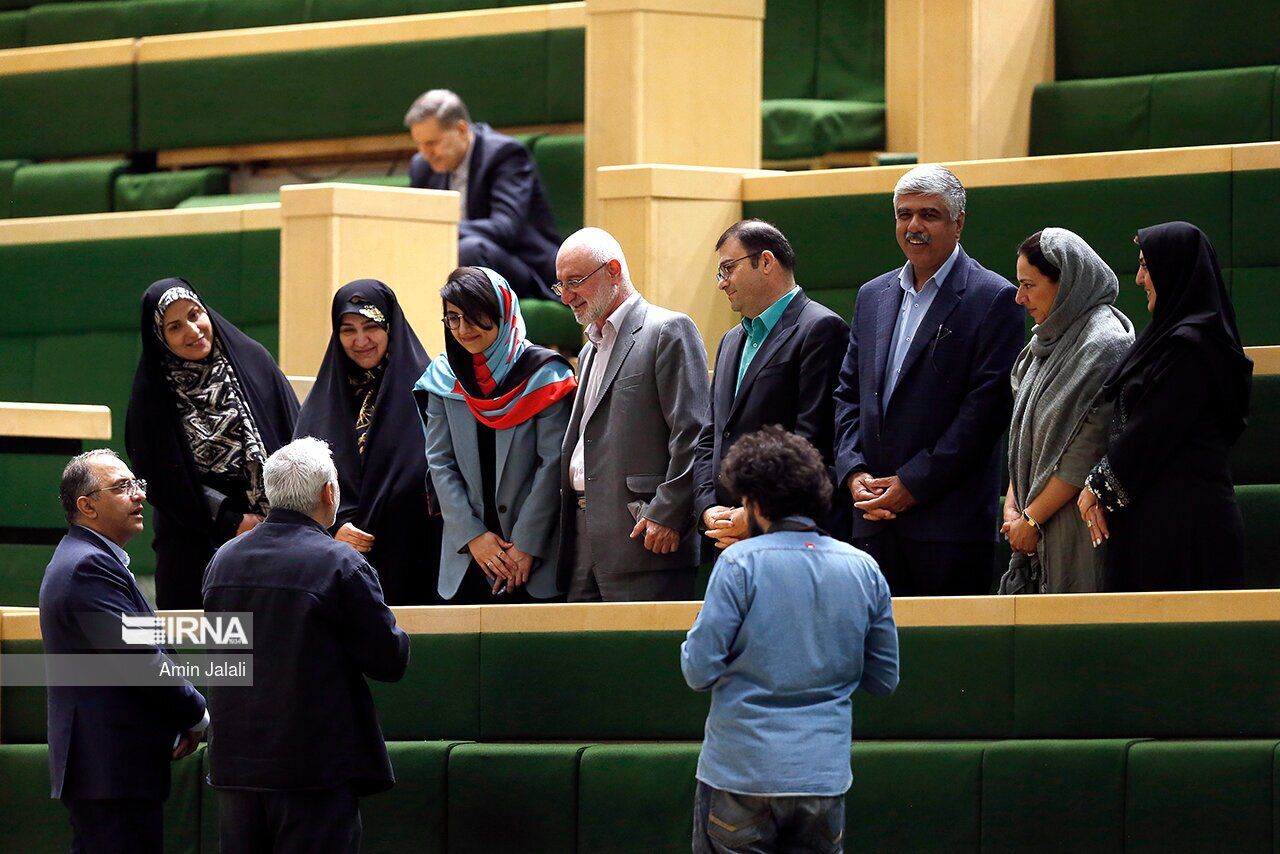 شادی خبرساز برخی نمایندگان مجلس سوژه شد!