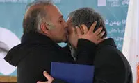 بوسه بازیگر تئاتر بر چشم یک نابینا
