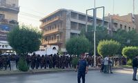 عراقی‌ها پرچم فرانسه و تصاویر مکرون را آتش زدند