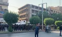 عراقی‌ها پرچم فرانسه و تصاویر مکرون را آتش زدند