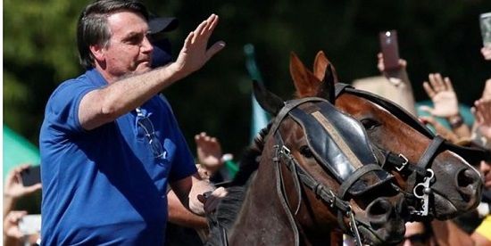 رئیس‌جمهور برزیل با اسب به معترضان پیوست