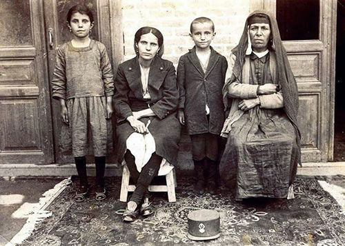 یک خانواده ایرانی در سال ١٣١٠ خورشیدی