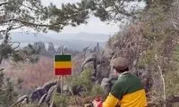 هنرمندی که سفر می کند تا تیشرتش را نقاشی کند!