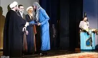 تصاویری از لباس متفاوت مهمان یک جشنواره
