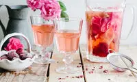طرز تهیه شربت گل‌ محمدی؛ خوش‌عطر و دل‌چسب