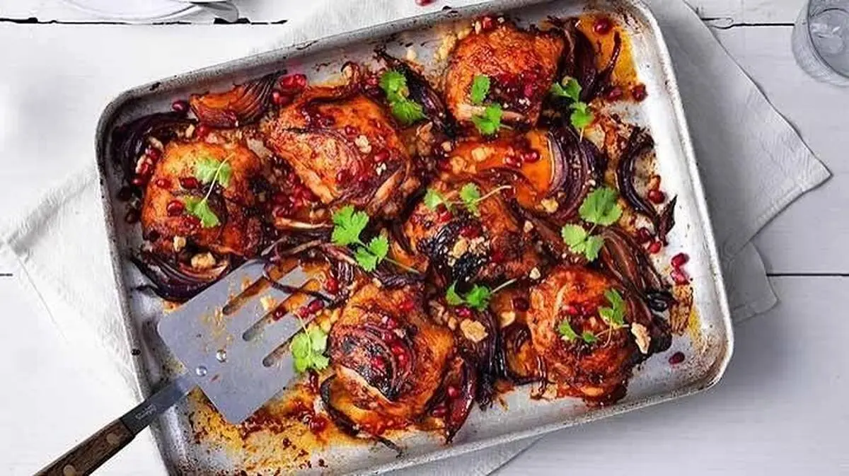 مرغ با رب انار و آلو؛ یک غذای خوشمزه و فوری