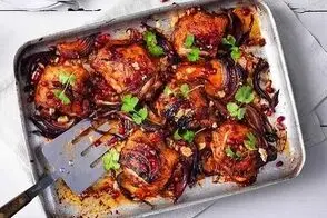 مرغ با رب انار و آلو؛ یک غذای خوشمزه و فوری