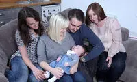 تولد نوزادي که همزمان سه مادر دارد +عکس