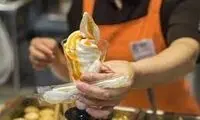 نوشته قشنگ یک بستنی فروش روی شیشه مغازه‌