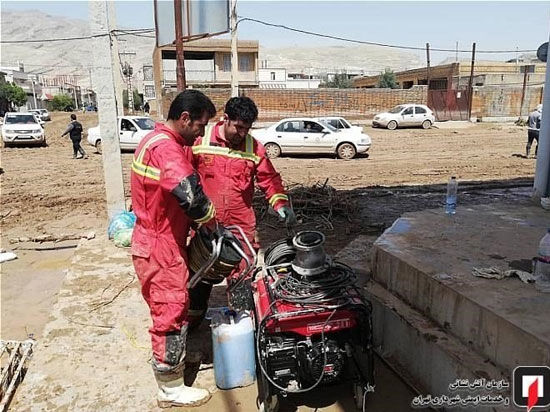 امدادرسانی آتش‌نشانان در مناطق سیل‌زده