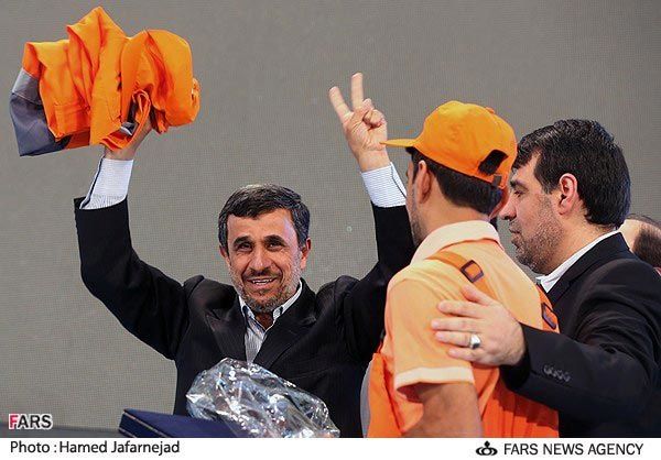 عکس: لباس رفتگری به احمدی نژاد اهدا شد