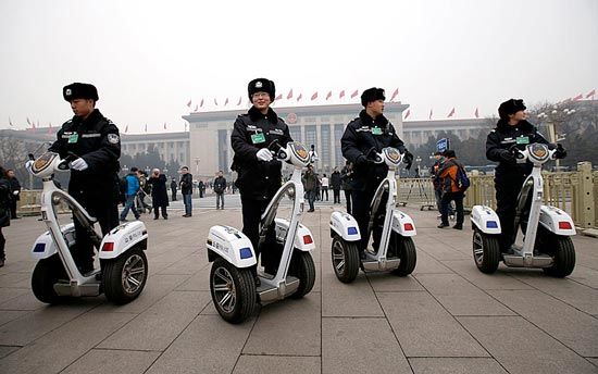 عکس: ابزار ویژه گشت زنی پلیس چین