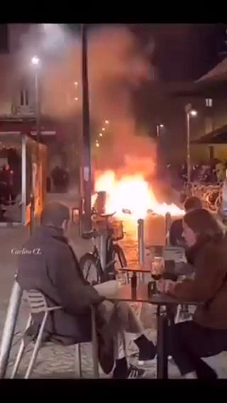 لحظه عجیب سِرو قهوه در میان آتشِ اعتراضات!