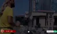 صحنه آتش زدن بنرهای مذهبی در شهر توسط یک مرد