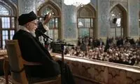 لحظه ورود رهبر انقلاب به اجتماع زائرانِ مشهد