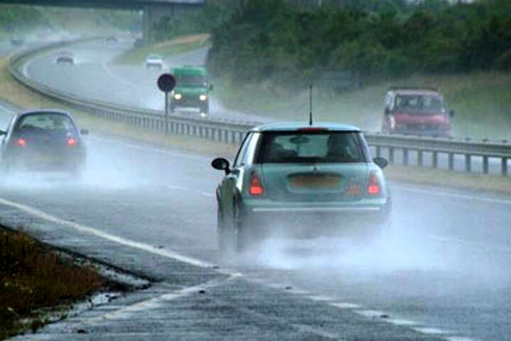 لحظه وحشتناک سُر خوردن خودرو در هوای بارانی
