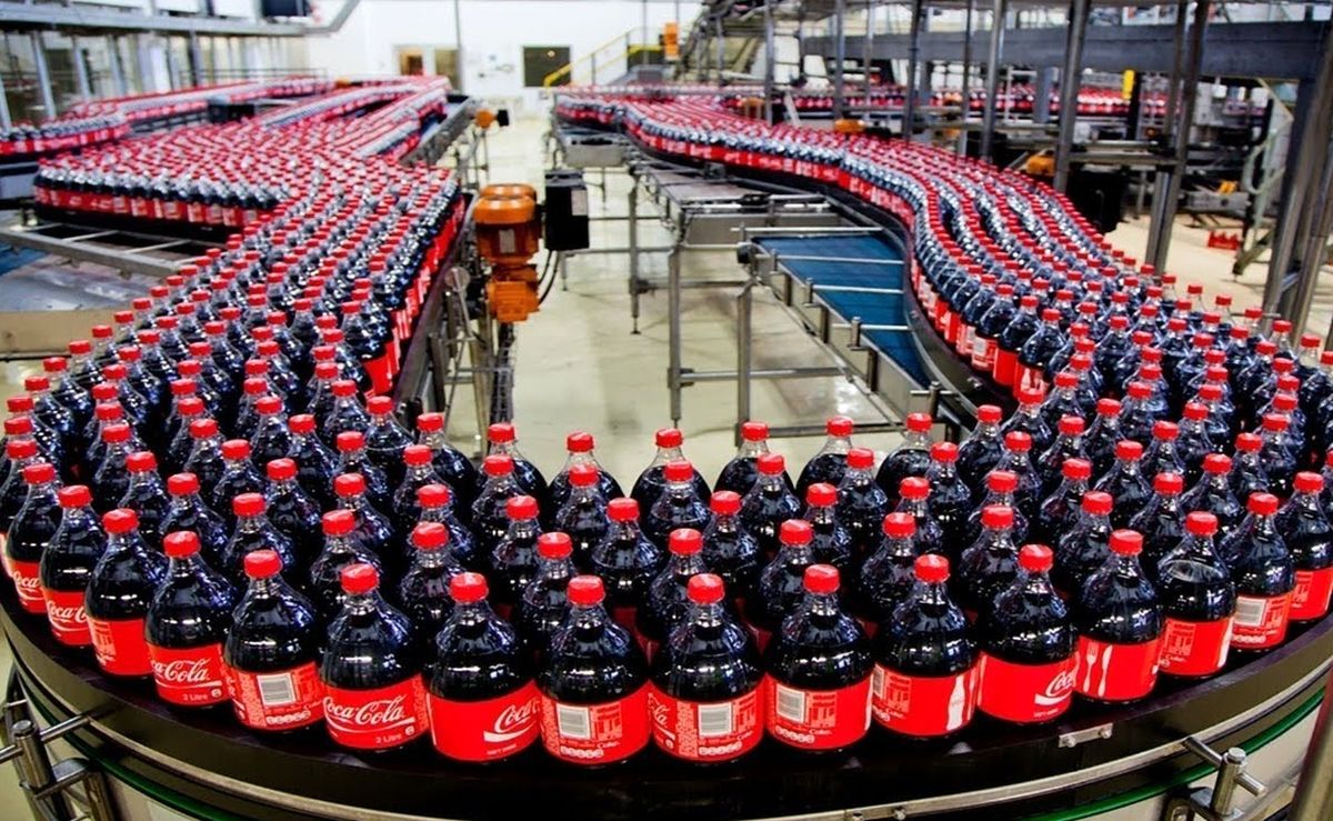 نوشابه کوکاکولا چگونه در کارخانه تولید می‌شود؟