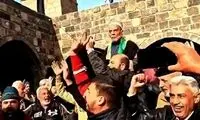 تصاویر مردی که سنگ اول را به بشار اسد زد