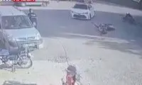 لحظه تلخ سقوط موتورسوار روی سر زوج مسن 