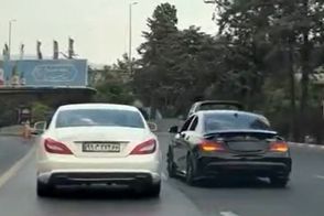 تصادف بنز CLS هنگام لایی‌کشی در خیابان‌های تهران
