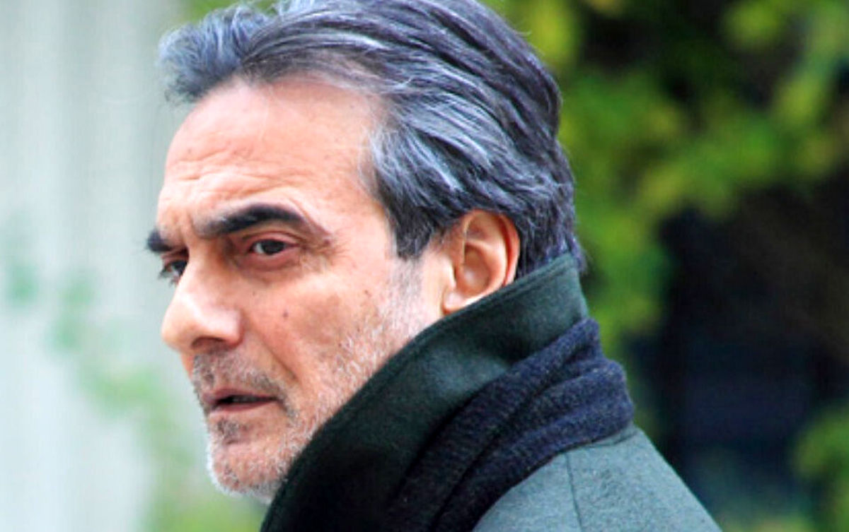 گریه سوزناک همایون ارشادی در مراسم ختم عباس کیارستمی