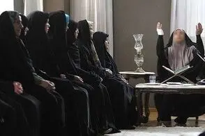 آموزش کوک‌کردن صدا برای مداحی توسط یک خانم جلسه‌ای
