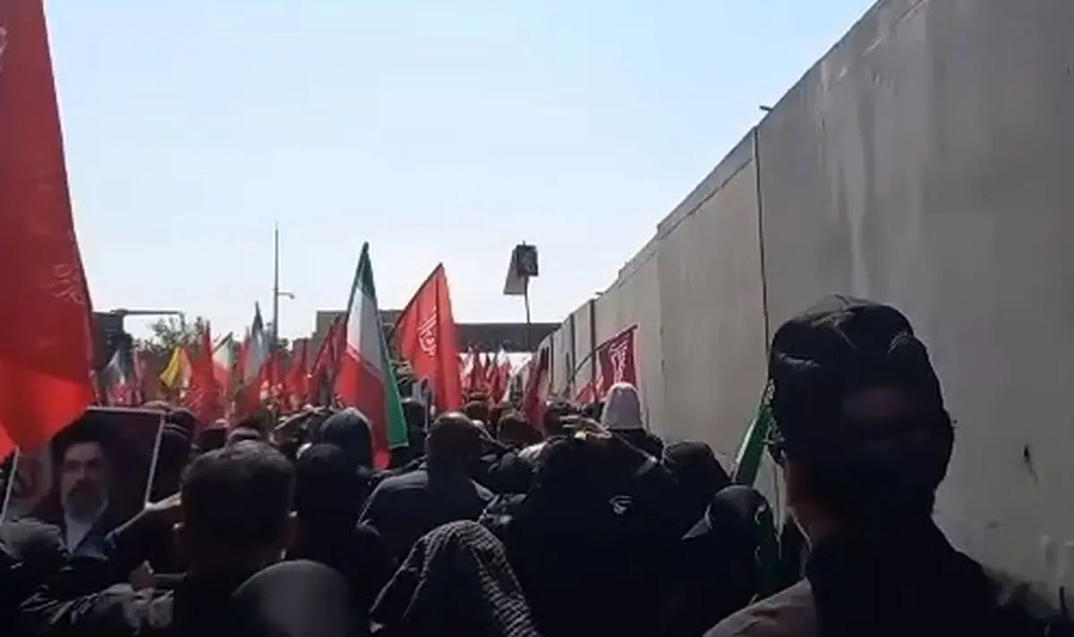 خودروی پیکر رهبر شهید به فرودگاه مهرآباد رسید