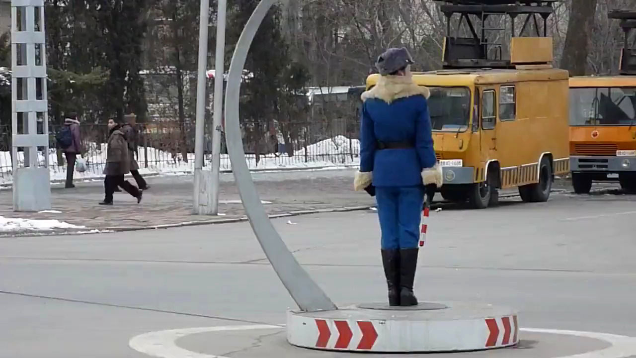 شیفت جالب پلیس زن در کره شمالی به سبک عروسک کوکی