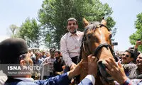 اسب سواری آقای وزیر در میان جمعیت مردم