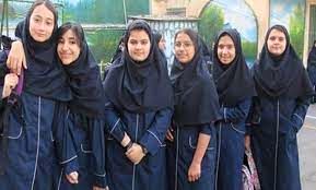 پوشش نوستالژیکِ دختران دبیرستانی در تهران 