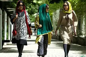 بنرهای نصب شده در شمال و جنوب تهران جلب توجه کرد