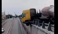 نجات معجزه آسای تریلی روی دیواره پل 