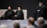 عکسی از سیدعلی خمینی در مراسم عزاداری در حسینیه امام خمینی