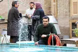 ژست متفاوت بازیگر سریال بچه مهندس در کنار دریا