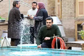 ژست متفاوت بازیگر سریال بچه مهندس در کنار دریا