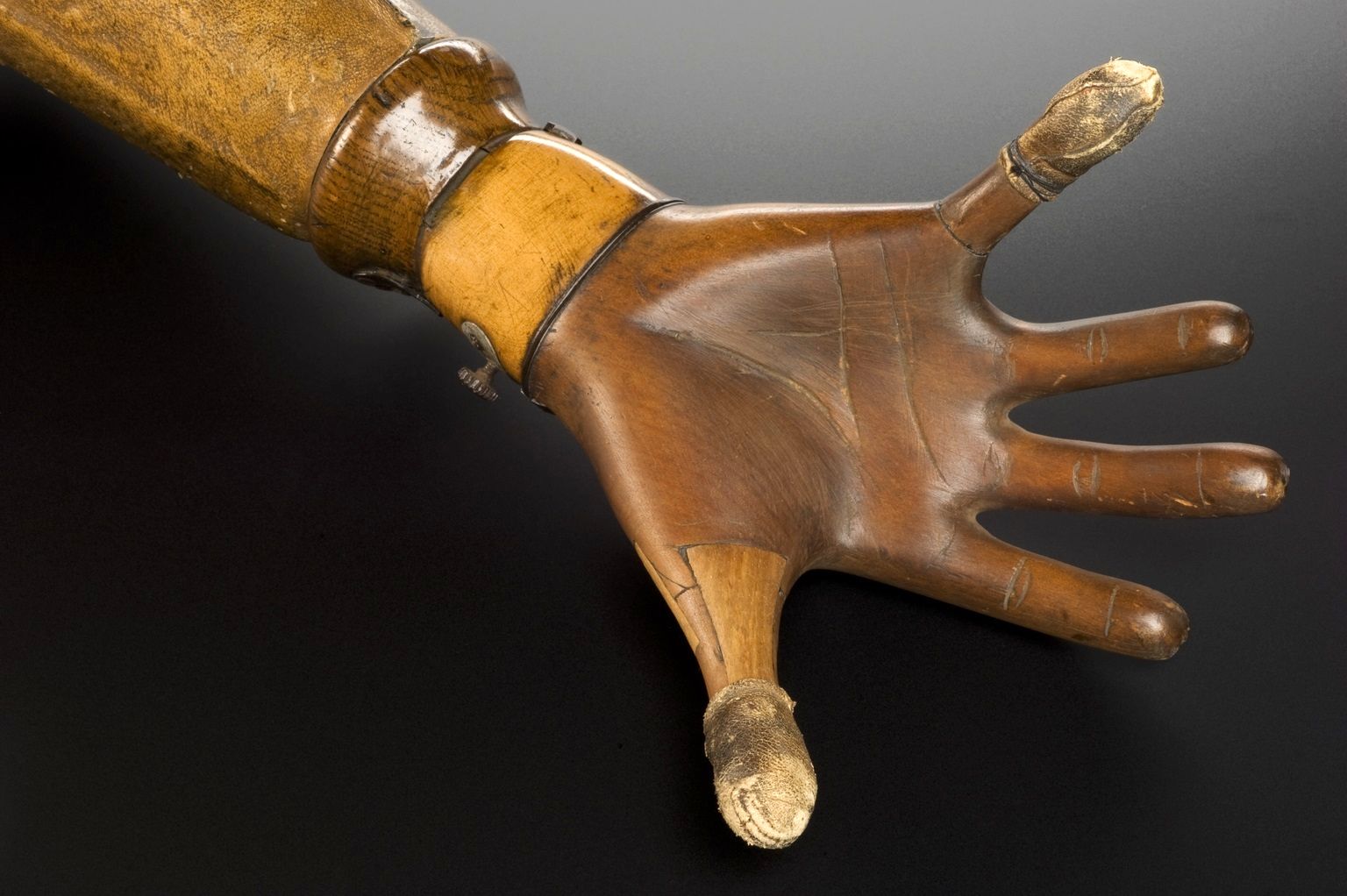 عجیب ترین دست مصنوعی یک زن در موزه لندن!