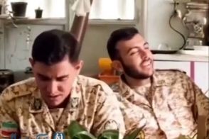 آوازخوانی احساسی یک سرباز در مترو تهران