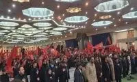پوشش متفاوت دو زن در مراسم مصلی جلب‌توجه کرد